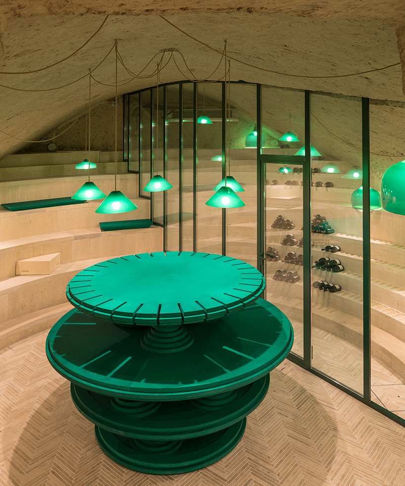 Ilyen egy kortárs borospince, egy szikla belsejében