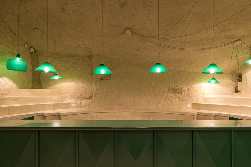 Ilyen egy kortárs borospince, egy szikla belsejében