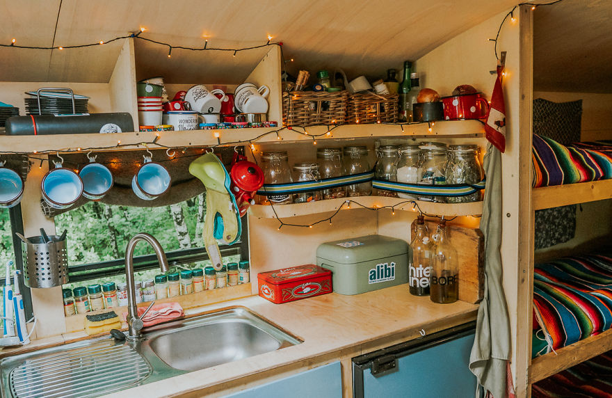 Guruló hostel lett a kibelezett iskolabuszból