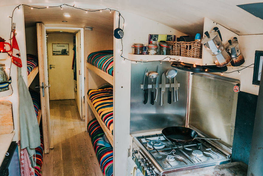 Guruló hostel lett a kibelezett iskolabuszból