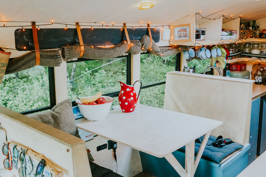 Guruló hostel lett a kibelezett iskolabuszból