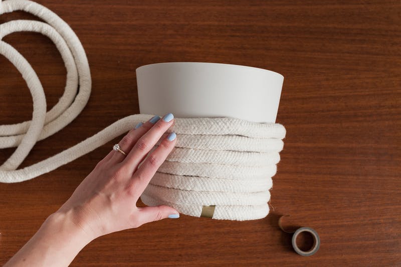 DIY: dobd fel a növényeket egy bohókás, színes-rojtos kaspóval! DIY: dobd fel a növényeket egy bohókás, színes-rojtos kaspóval!