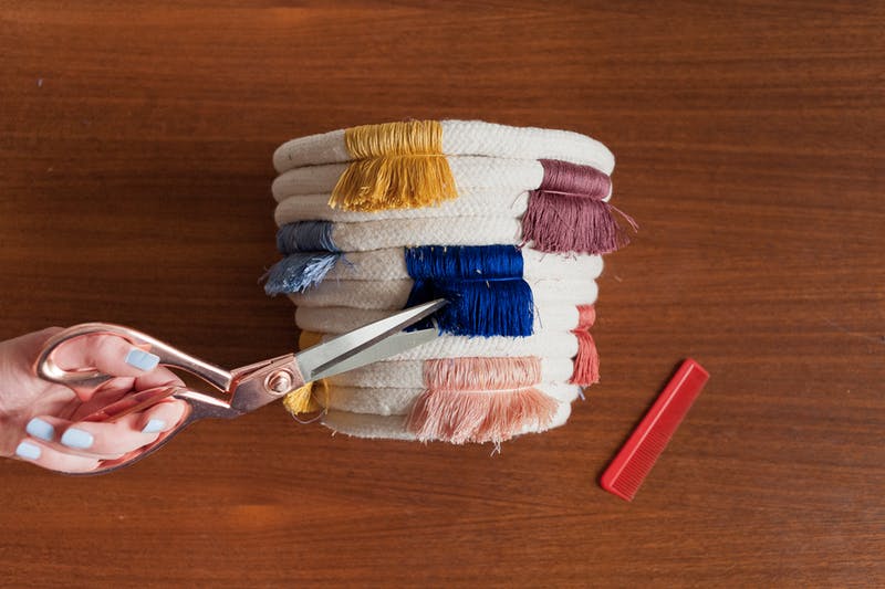 DIY: dobd fel a növényeket egy bohókás, színes-rojtos kaspóval! DIY: dobd fel a növényeket egy bohókás, színes-rojtos kaspóval!