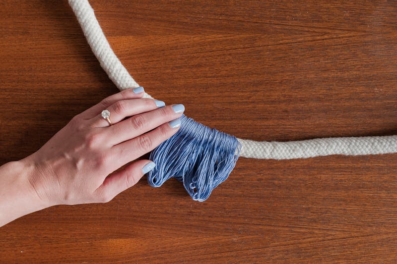 DIY: dobd fel a növényeket egy bohókás, színes-rojtos kaspóval! DIY: dobd fel a növényeket egy bohókás, színes-rojtos kaspóval!