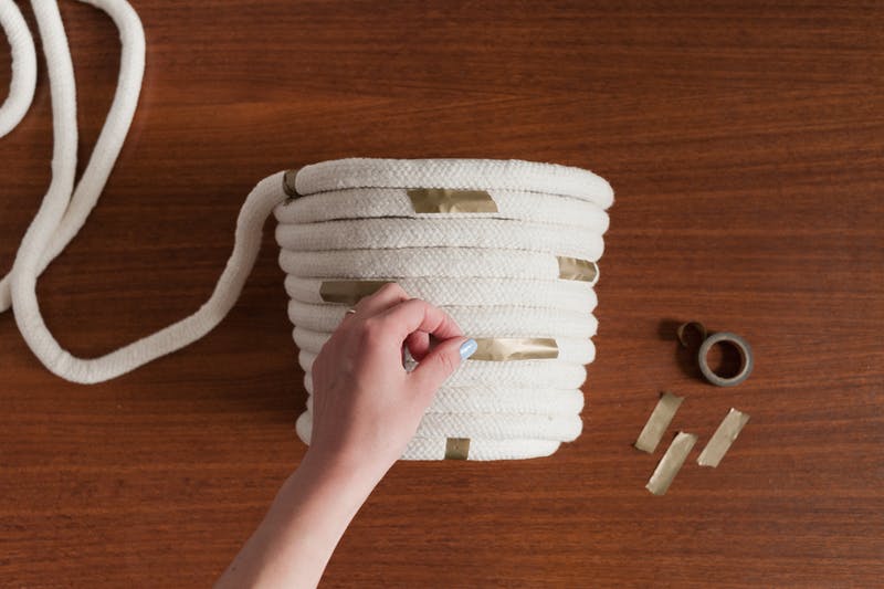 DIY: dobd fel a növényeket egy bohókás, színes-rojtos kaspóval! DIY: dobd fel a növényeket egy bohókás, színes-rojtos kaspóval!