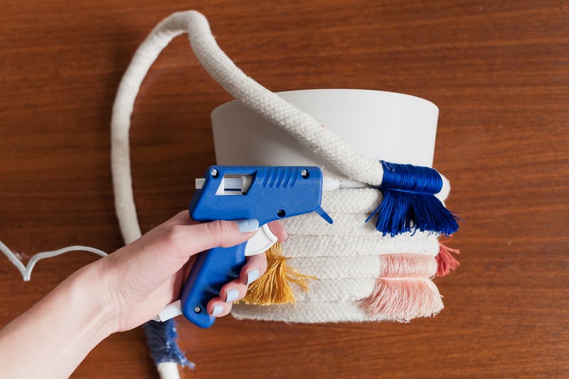 DIY: dobd fel a növényeket egy bohókás, színes-rojtos kaspóval! DIY: dobd fel a növényeket egy bohókás, színes-rojtos kaspóval!