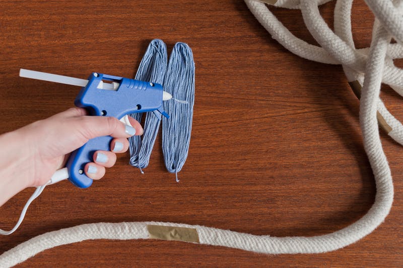 DIY: dobd fel a növényeket egy bohókás, színes-rojtos kaspóval! DIY: dobd fel a növényeket egy bohókás, színes-rojtos kaspóval!