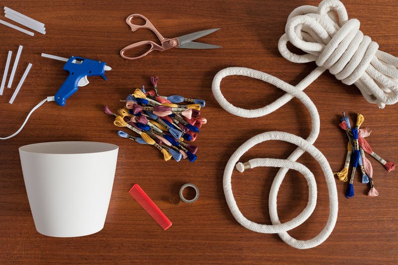 DIY: dobd fel a növényeket egy bohókás, színes-rojtos kaspóval! DIY: dobd fel a növényeket egy bohókás, színes-rojtos kaspóval!