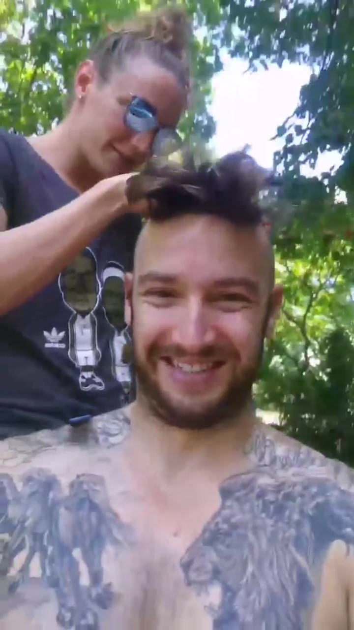 Először Shane ült a borbély székébe