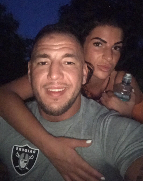 Curtis május végén posztolt először új szerelméről