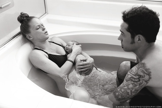 Varázslatos fotók egy bensőséges vízben szülésről