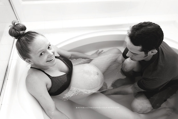 Varázslatos fotók egy bensőséges vízben szülésről