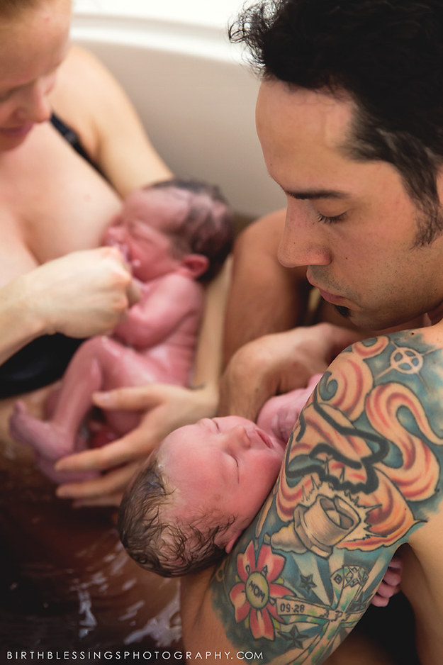 Varázslatos fotók egy bensőséges vízben szülésről