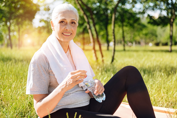 Napi folyadékbevitel: mit és mennyit igyanak a nagyszülők?