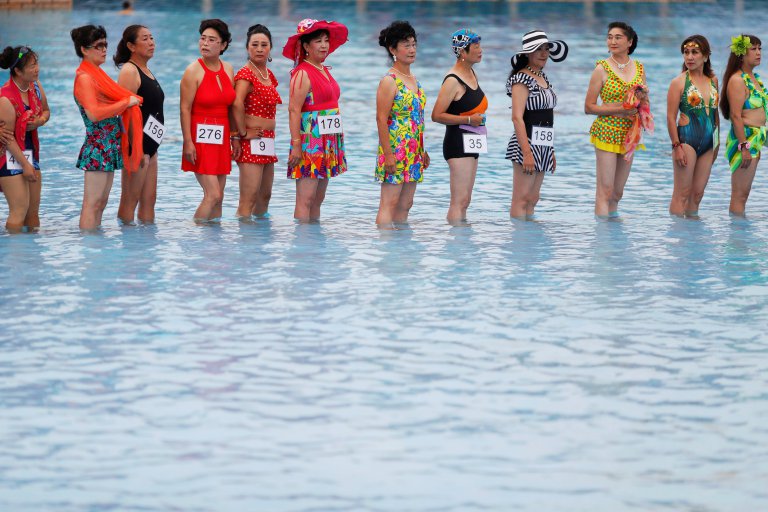 Ezek a nagyik egyáltalán nem félnek fürdőruhában pózolni!