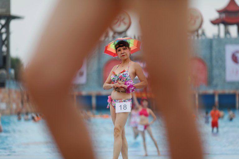 Ezek a nagyik egyáltalán nem félnek fürdőruhában pózolni!