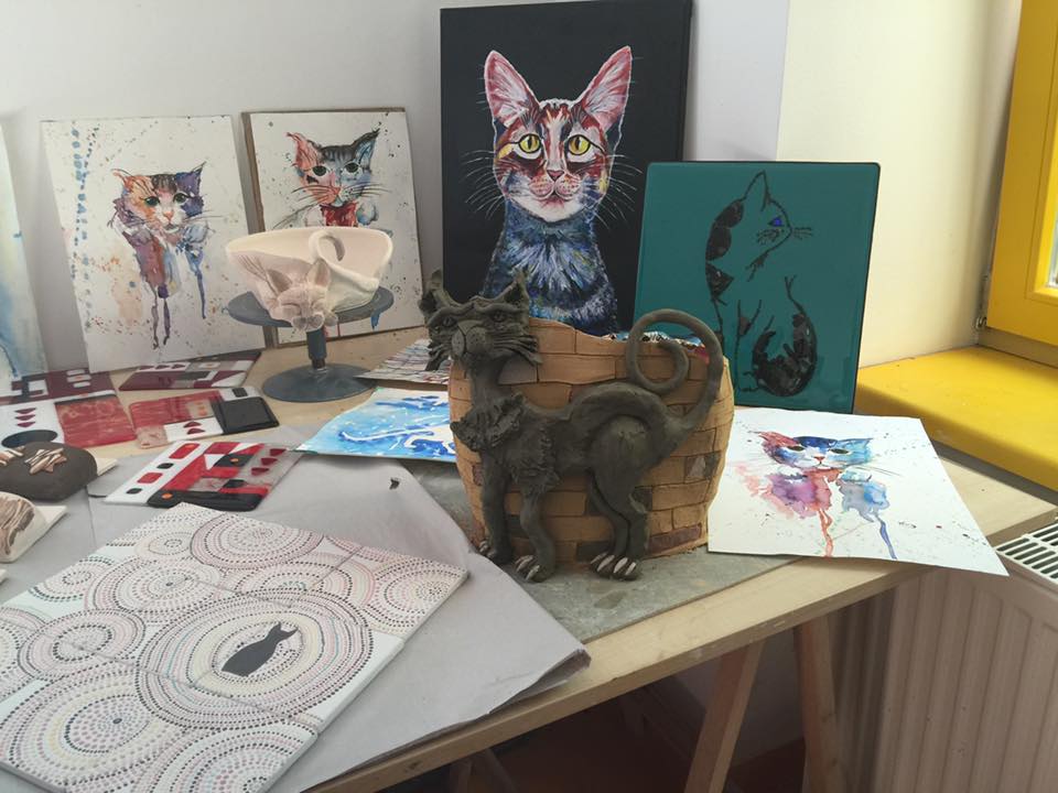 Megszállott macskarajongó, aki mindenből csak cicásat vesz – ismerjétek meg Kéky Kirát, aki elsőként vett Magyarországon kopasz macskát Megszállott macskarajongó, aki mindenből csak cicásat vesz – ismerjétek meg Kéky Kirát, aki elsőként vett Magyarországon kopasz macskát