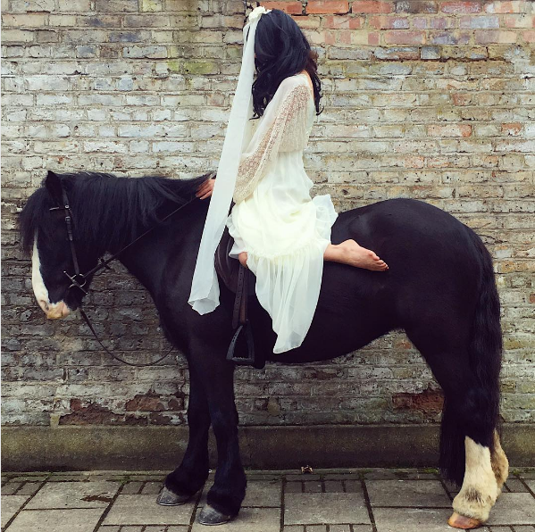 Hétéves kisfia fotózza a stílusos anyukát