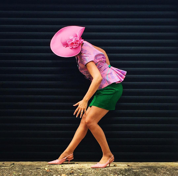 Hétéves kisfia fotózza a stílusos anyukát