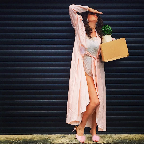 Hétéves kisfia fotózza a stílusos anyukát