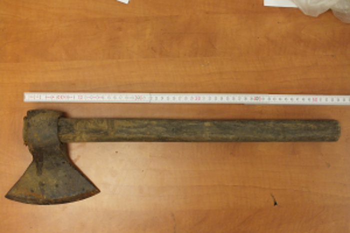 Részeg fia fejszével dobta meg az anyát