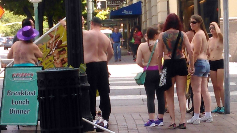 Akár nő, akár férfi, a többi városlakóra való tekintettel, vegyünk már fel egy felsőrészt! (Fotó: Tumblr)