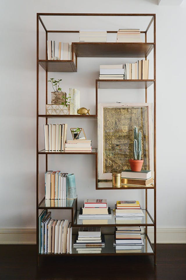 Így rendezd el a könyveidet, ha a sima könyvespolcot már unod