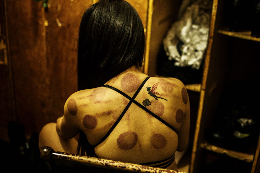 Sörben fürdő lányok és részeg turisták - ilyen az élet Hongkong titkos nightclubjaiban