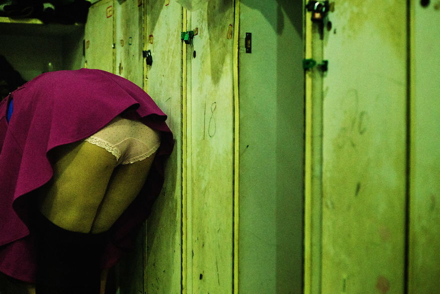 Sörben fürdő lányok és részeg turisták - ilyen az élet Hongkong titkos nightclubjaiban