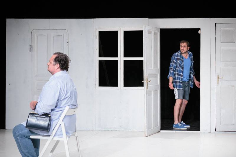 Mészáros Máté mint Molnár Piroska és Mészáros Béla mint Vajda Milán (fotó: Dömölky Dániel)