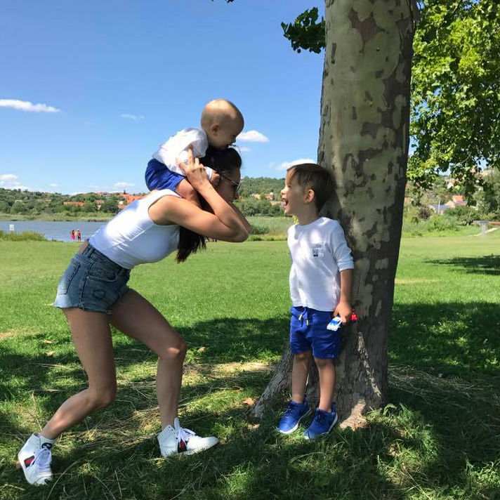 Dobó Ági a gyerekeivel a Balatonnál