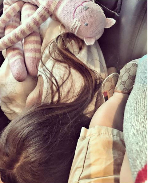 Luis Fonsi gyerekei utazás közben