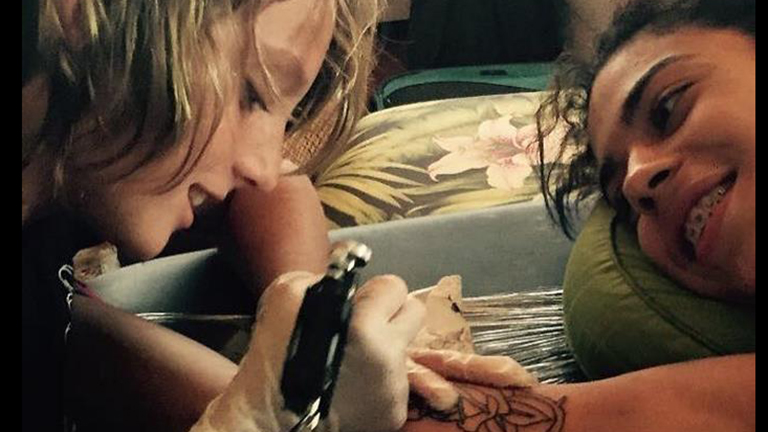 Elképesztő mintákat varr a 12 éves tetoválóművész