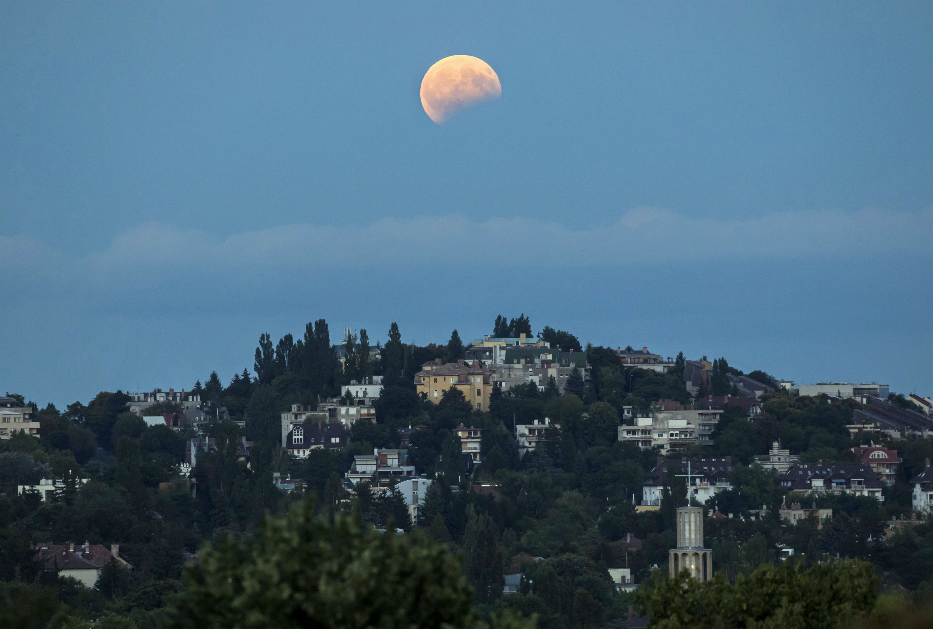 Budapest felett a Hold