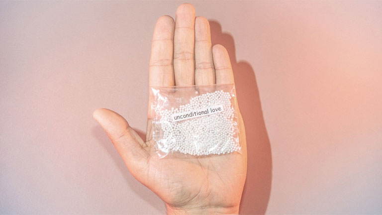 Tejcukorból készült golyócskák, gyógynövények és illóolajok segítségével 