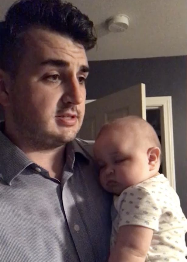 Nagyon vicces módszerrel próbálta elaltatni kisbabáját az apuka: a munkájáról mesélt neki - videó