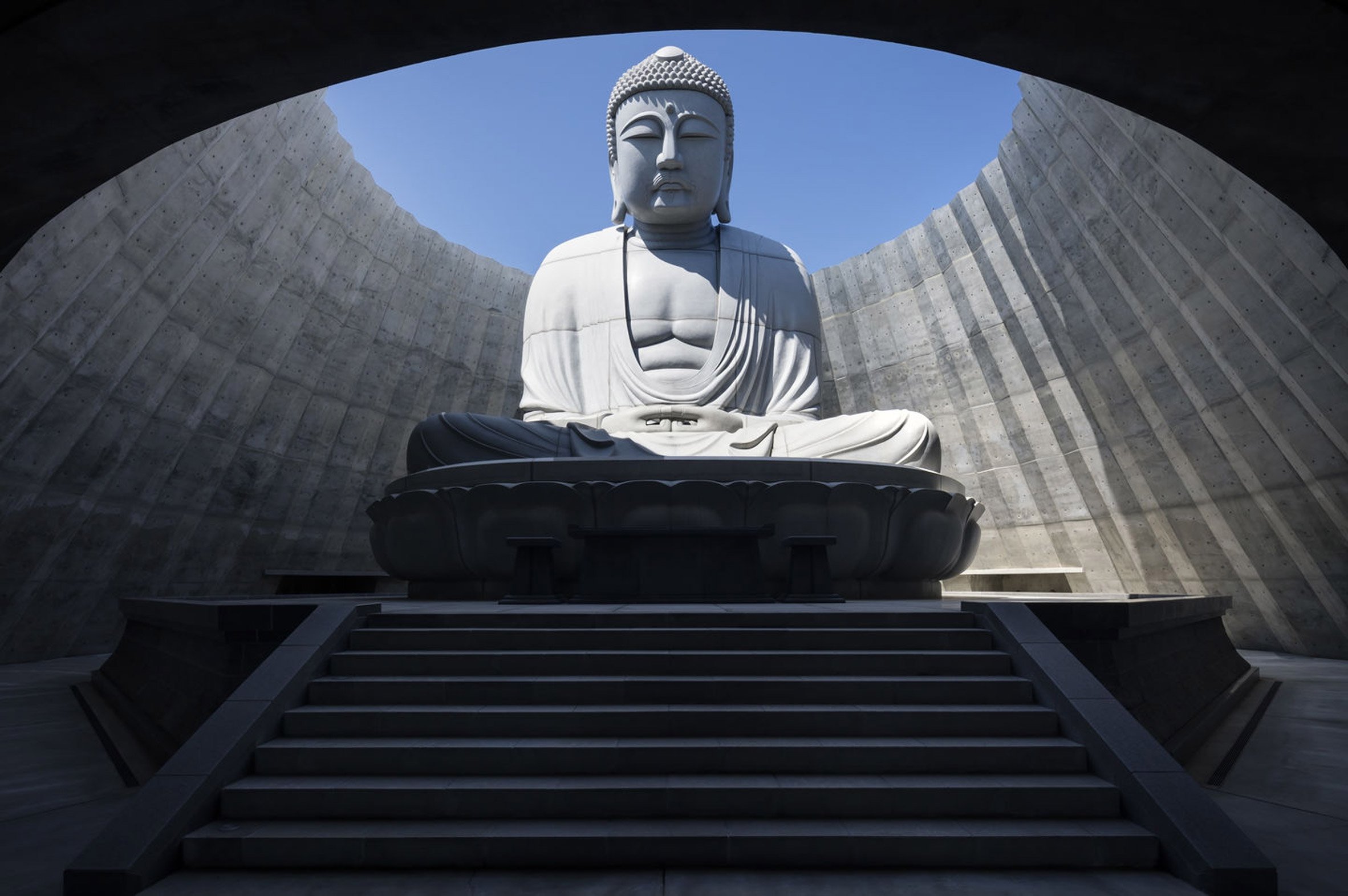 Hatalmas Buddha-szobrot épített a levendulamező közepére a japán sztárépítész Hatalmas Buddha-szobrot épített a levendulamező közepére a japán sztárépítész