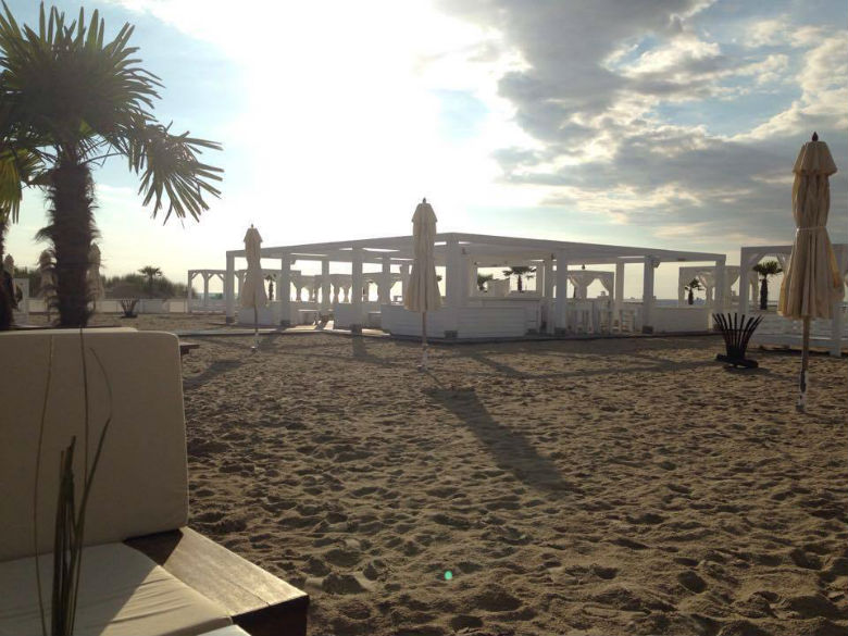 A német tengerparton is vannak strand bárok, mint például ez itt Warnemündében, ahová bőven este kilenc után érdemes érkezni