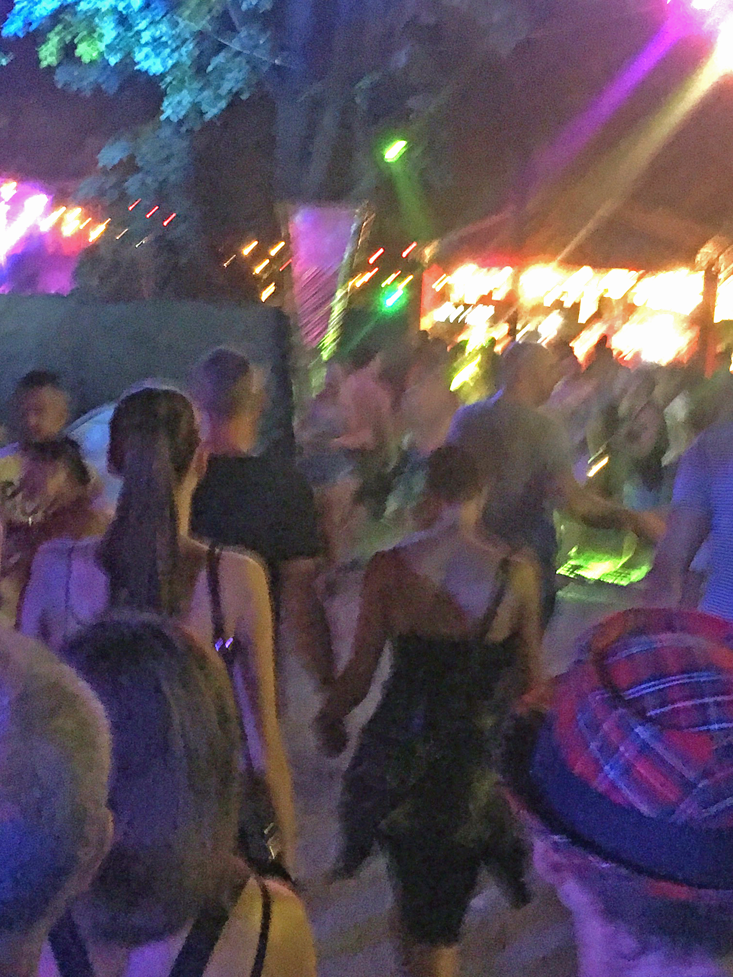 Egy percre sem engedték el egymás kezét