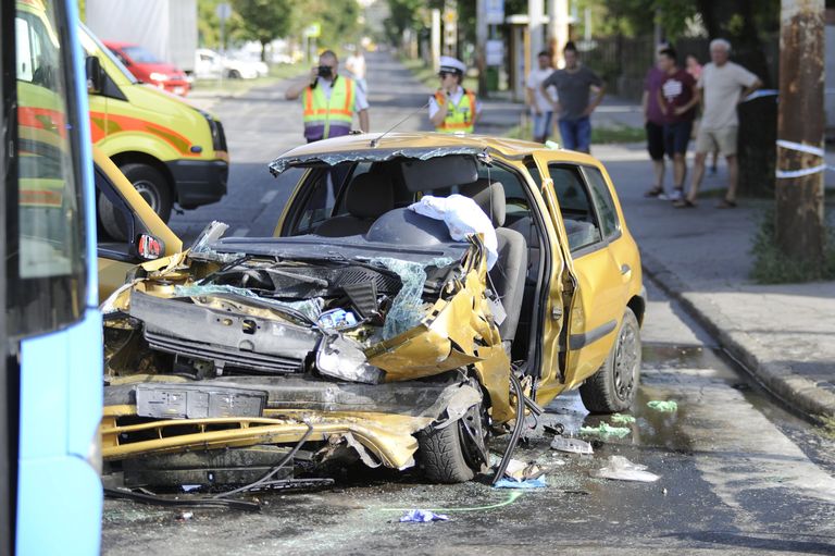 Összeütközött egy személyautó és egy BKK-busz, egy ember meghalt