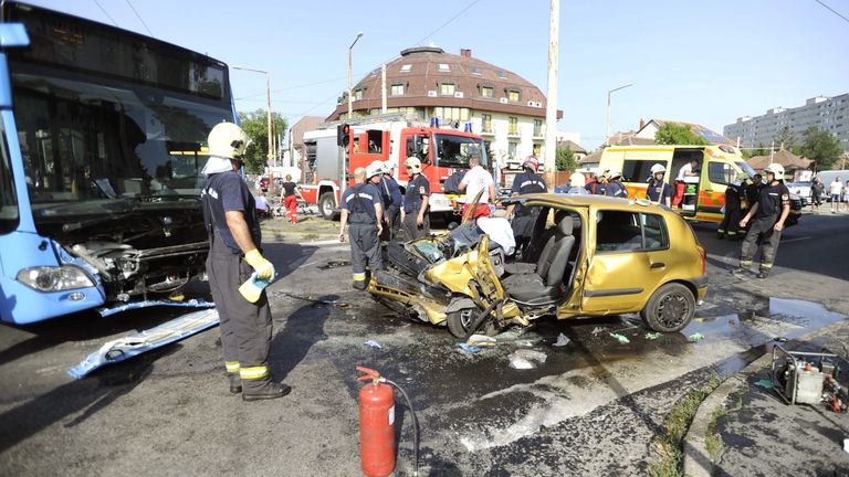 Összeütközött egy személyautó és egy BKK-busz, egy ember meghalt
