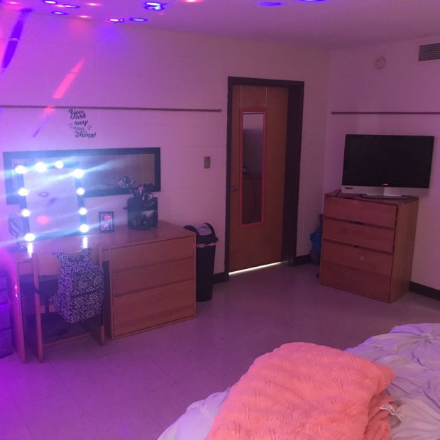 Elképesztően felpimpelte koliszobáját az egyetemista lány