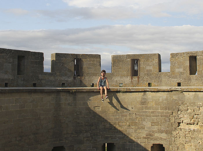 Óriásfejű nyaralós fotókkal sokkolta barátait a srác