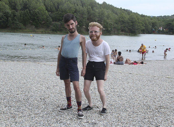 Óriásfejű nyaralós fotókkal sokkolta barátait a srác