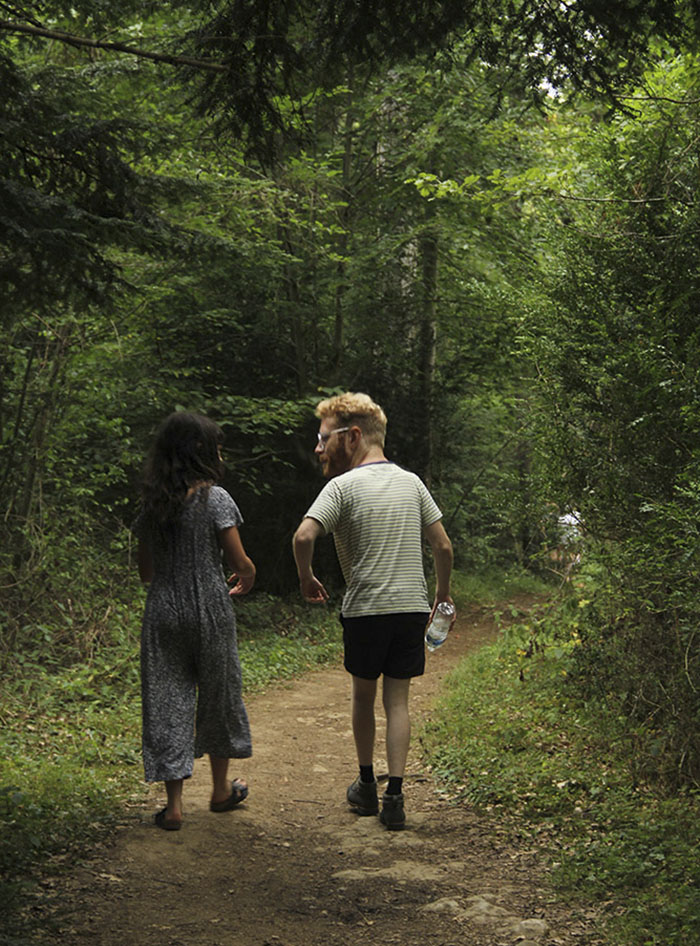 Óriásfejű nyaralós fotókkal sokkolta barátait a srác