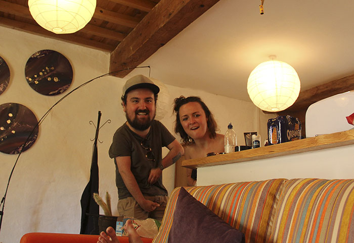 Óriásfejű nyaralós fotókkal sokkolta barátait a srác