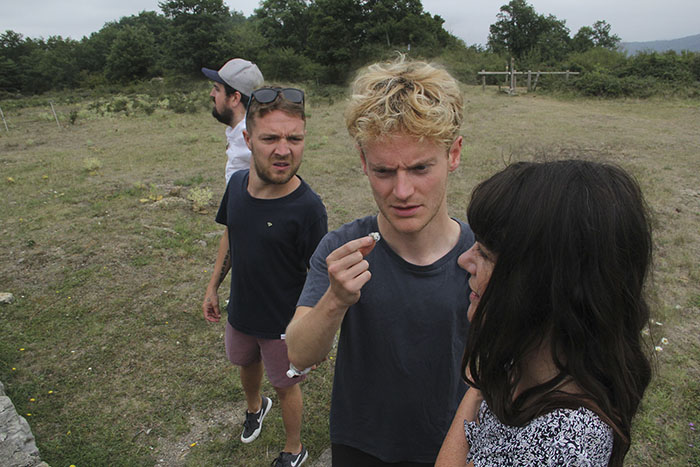 Óriásfejű nyaralós fotókkal sokkolta barátait a srác
