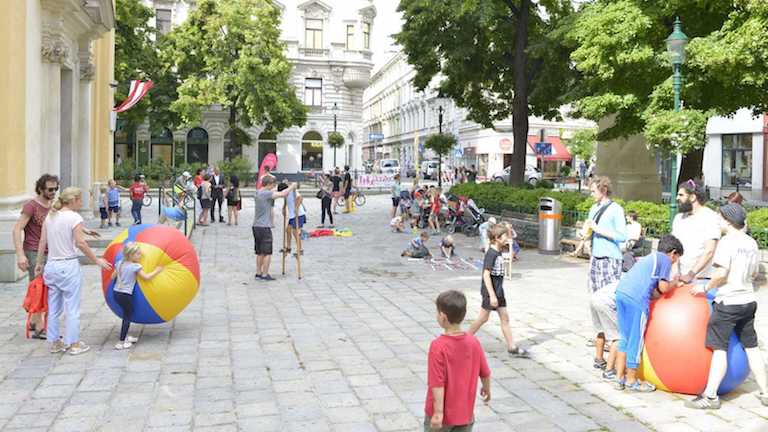Játszóterek lesznek a bécsi utcákból