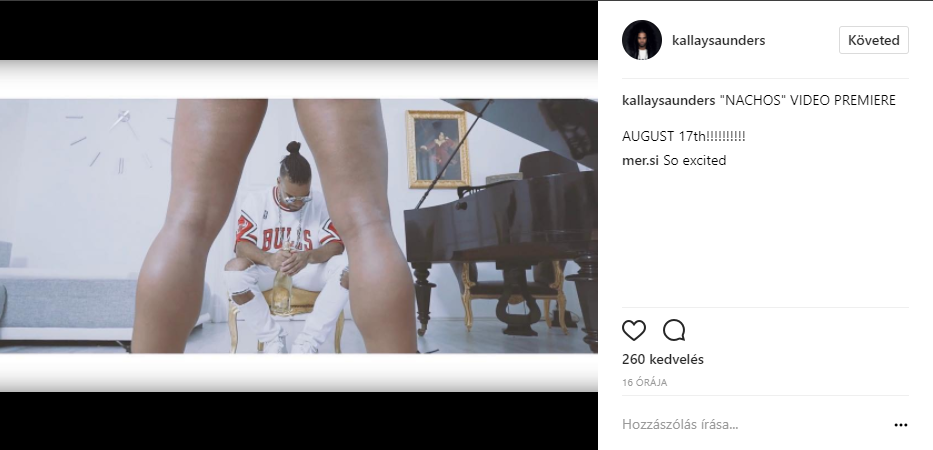 Kállay-Saunders András egy ismeretlen nő lábai között hever