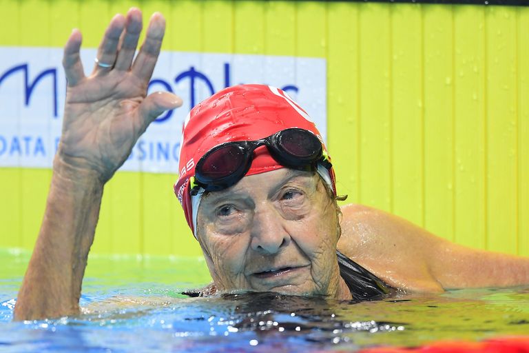 Megható képek a vizes világbajnokság legidősebb, 96 éves úszónőjéről